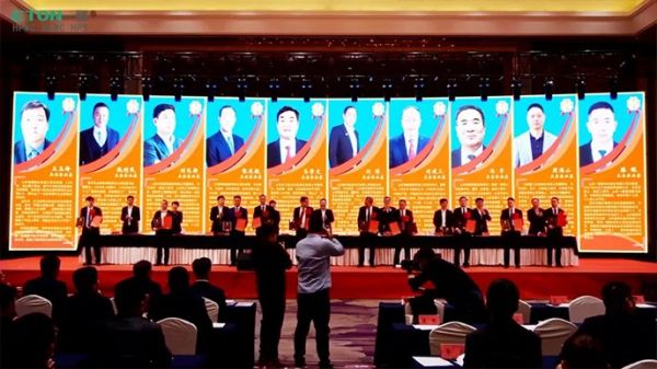 傳承事業(yè)報(bào)國心 續(xù)寫創(chuàng)業(yè)新篇章| 新材料公司總經(jīng)理滕鯤被泰安市委市政府隆重表彰為“泰安市杰出企業(yè)家”