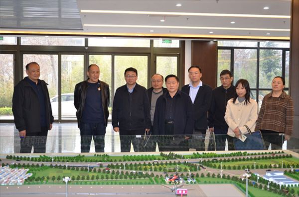 市委黨校2024年度科級(jí)干部進(jìn)修班、中青年骨干培訓(xùn)班學(xué)員到一滕集團(tuán)調(diào)研