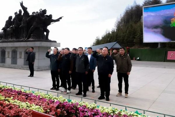 【堅定理想信念，傳承長征精神】集團黨委書記、董事長滕鴻儒到六盤山紅軍長征紀念館參觀并獻花籃