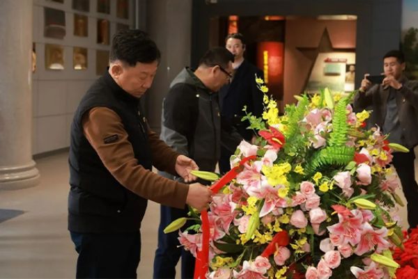 【堅定理想信念，傳承長征精神】集團黨委書記、董事長滕鴻儒到六盤山紅軍長征紀念館參觀并獻花籃